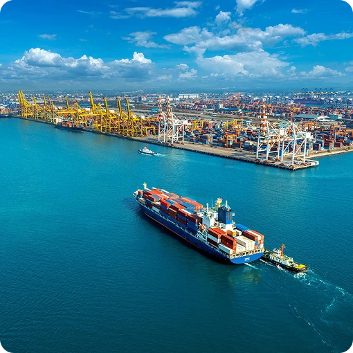 Porto com navio cargueiro e contêineres